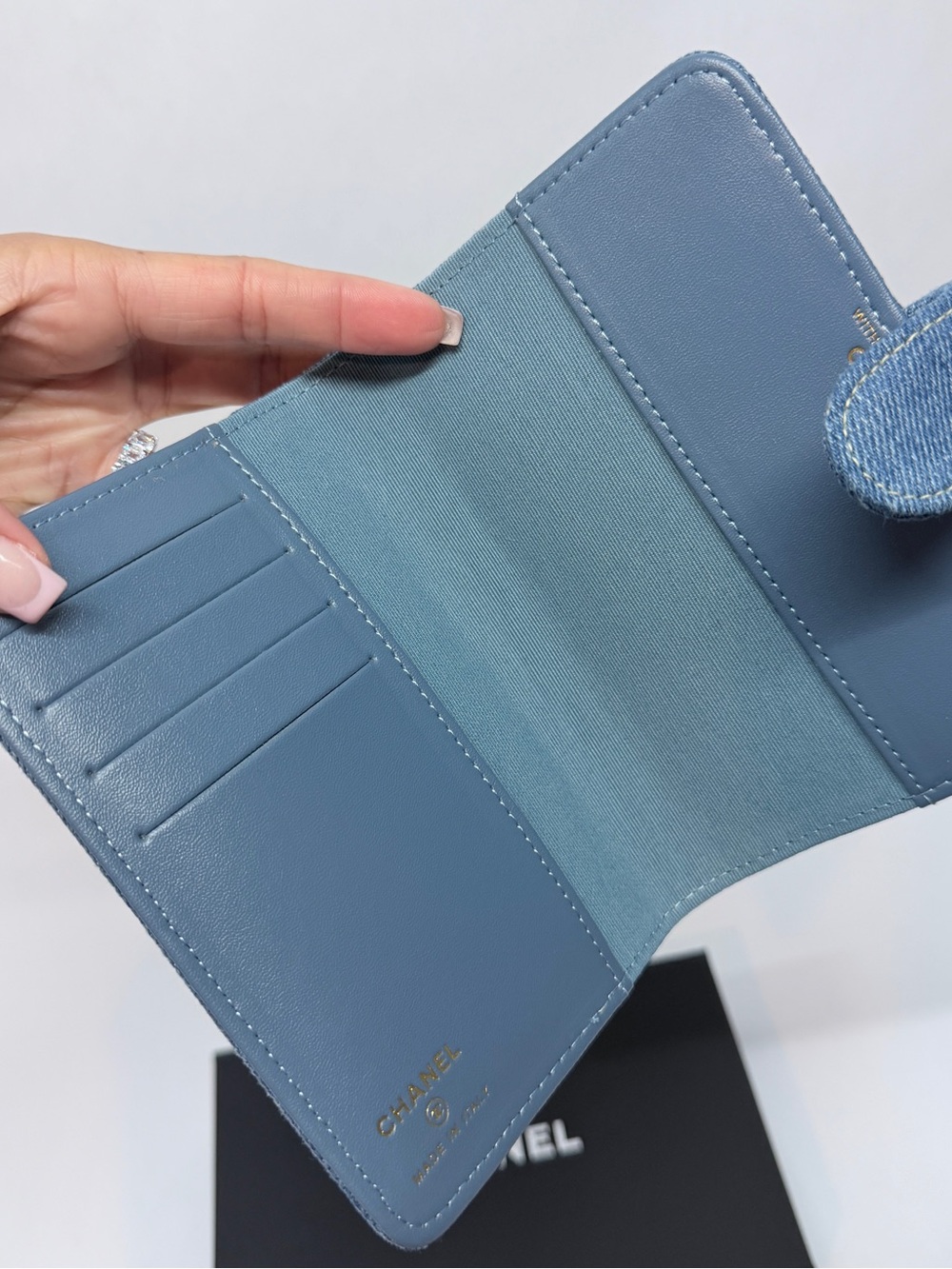 GWP/VIP CHANEL Beauté Blue Denim CC Stitch Snap Card Holder/Passport Holder - Picture 5 of 7